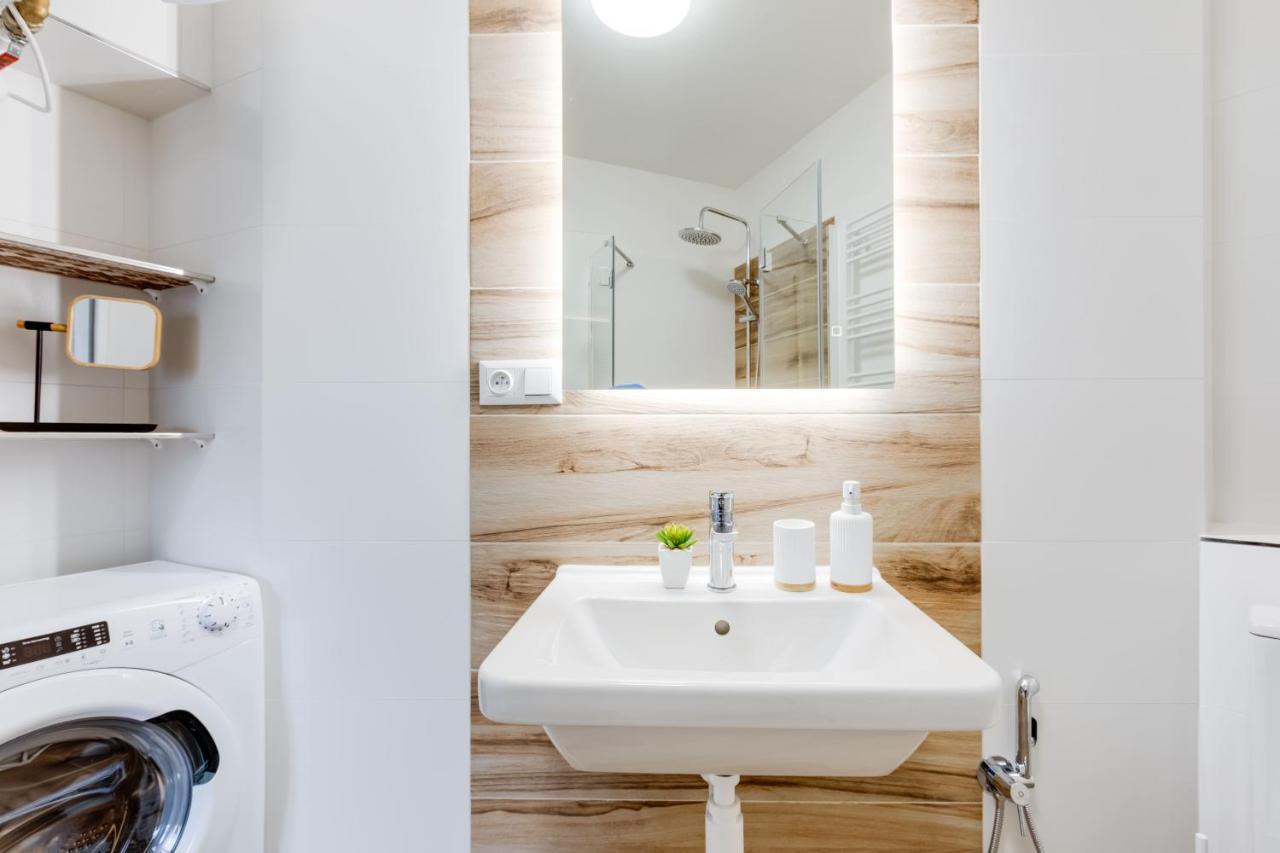Modern, Bright And Spacious Apartment Prag Eksteriør billede