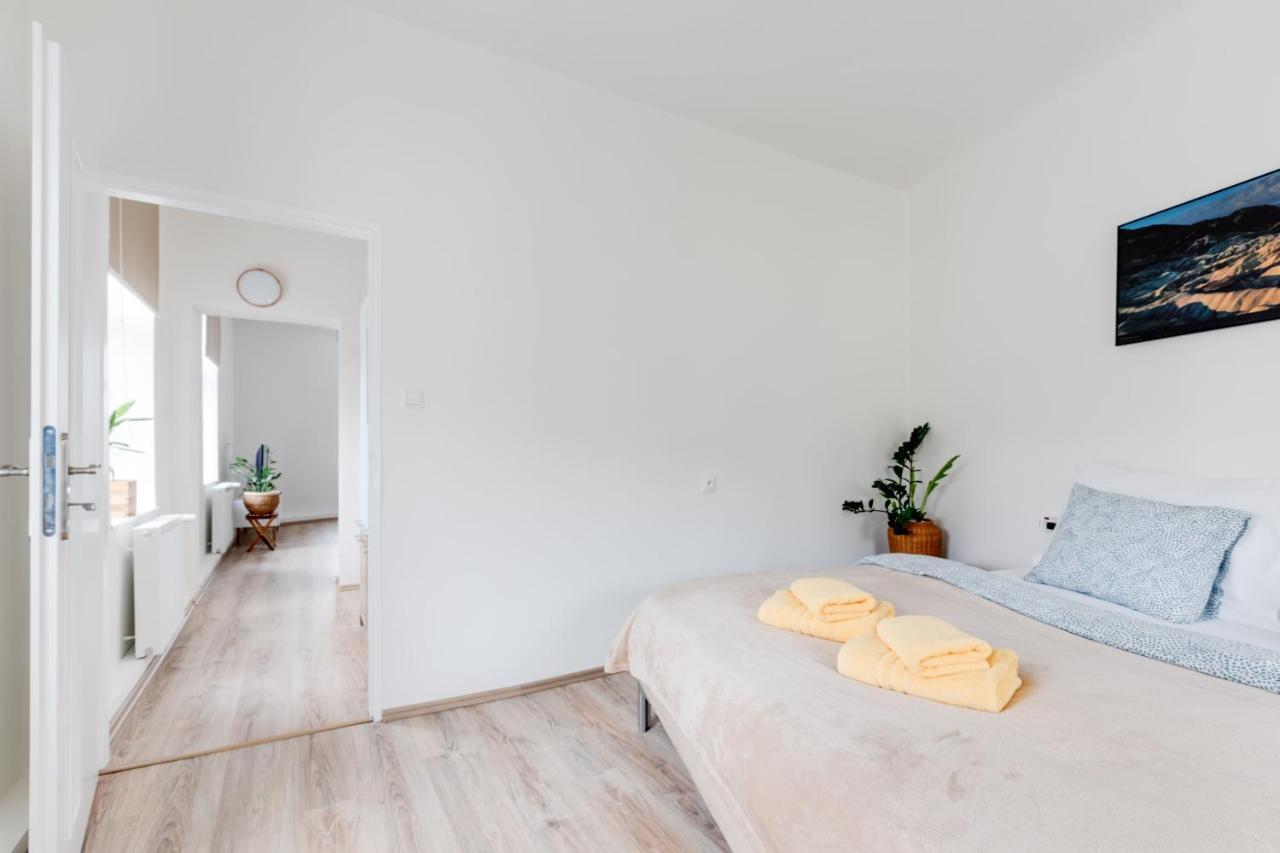Modern, Bright And Spacious Apartment Prag Eksteriør billede